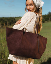 Load image into Gallery viewer, Sawyer Suedette Tote Bag | Chocolate