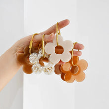 Load image into Gallery viewer, Handmade Daisy Keyring | Peach