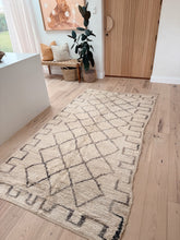 Load image into Gallery viewer, Vintage Moroccan Beni Ourain Rug | 270x 148