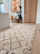 Load image into Gallery viewer, Vintage Moroccan Beni Ourain Rug | 270x 148