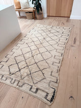 Load image into Gallery viewer, Vintage Moroccan Beni Ourain Rug | 270x 148