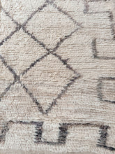 Load image into Gallery viewer, Vintage Moroccan Beni Ourain Rug | 270x 148