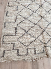 Load image into Gallery viewer, Vintage Moroccan Beni Ourain Rug | 270x 148