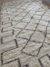 Load image into Gallery viewer, Vintage Moroccan Beni Ourain Rug | 270x 148