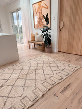 Load image into Gallery viewer, Vintage Moroccan Beni Ourain Rug | 270x 148