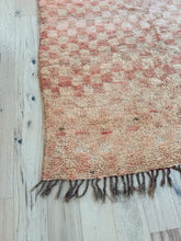 Load image into Gallery viewer, Vintage Moroccan Rug 200 × 210 cm | Desert Peach
