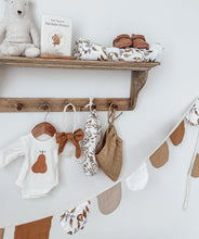 Load image into Gallery viewer, 100% COTTON D'Anjou Pear Bunting