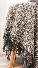 Load image into Gallery viewer, Burbujeo Throw | Slate
