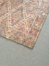 Load image into Gallery viewer, Vintage Moroccan Boujaad Rug | 260x 170cm
