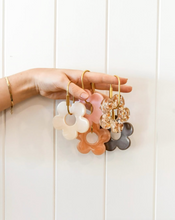 Load image into Gallery viewer, Handmade Daisy Keyring | Mint Swirl
