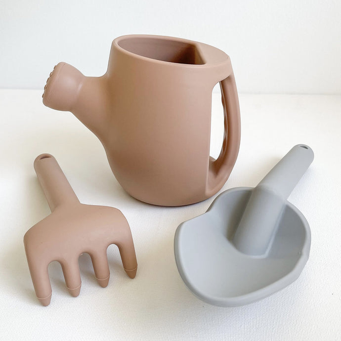 silicone watering can, spade and rake